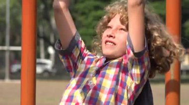 Çocuk Bahçesi üzerinde eğleniyor