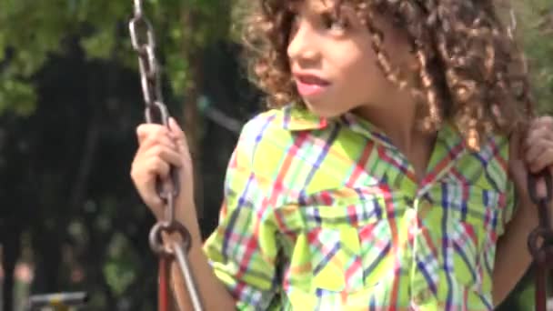 Értelmi fogyatékos fiú, a Swing-készlet — Stock videók