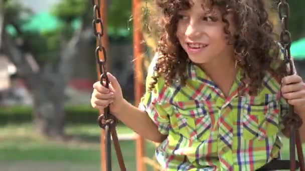 Mentálně postižené chlapce na houpačce — Stock video