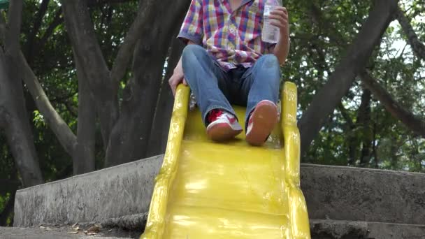 Meninos brincando no slide — Vídeo de Stock