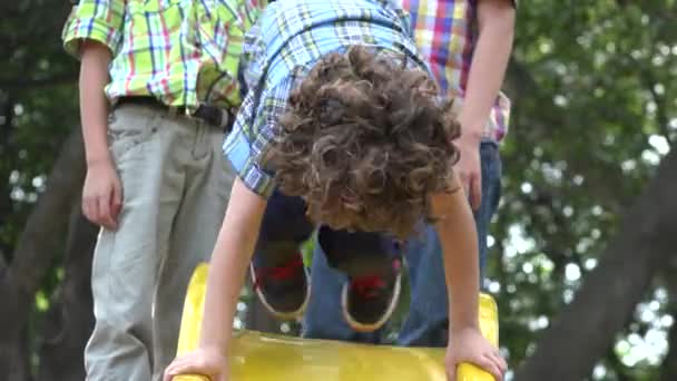 Irmãos brincando no playground — Vídeo de Stock