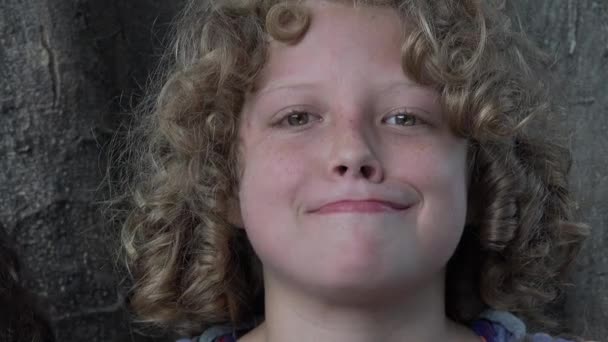 Kıvırcık saçlı salak çocuk — Stok video