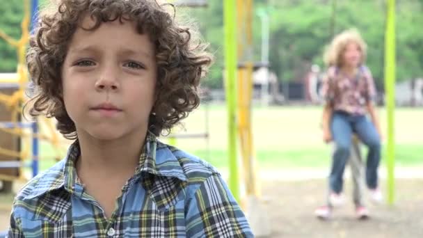 Triste ragazzo al parco giochi — Video Stock