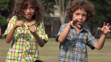 Zombiler gibi davranan kardeşler