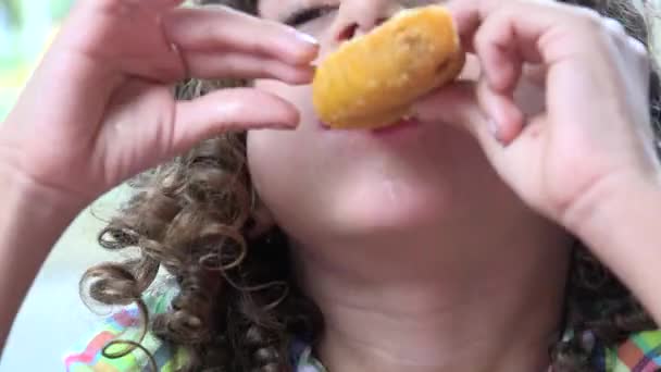 Ung pojke äta Empanada — Stockvideo