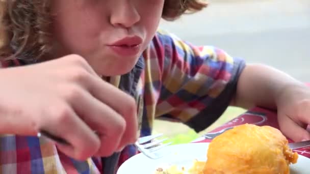 Mladý chlapec jíst vidličkou