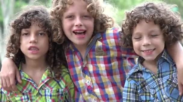 Bratři usmívající se a šťastný — Stock video