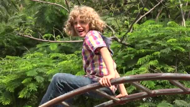 Νεαρό αγόρι στην παιδική χαρά — Αρχείο Βίντεο