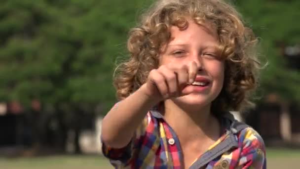 Curly Blonde Boy Pointing — Stock Video