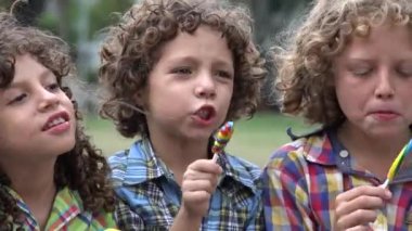Lolipop şeker yemek kardeşler