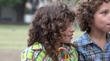 Lolipop şeker yemek kardeşler