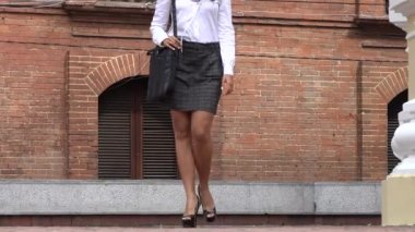 İş kadını kamera için yürüyüş