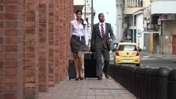 Business man en vrouw lopen — Stockvideo