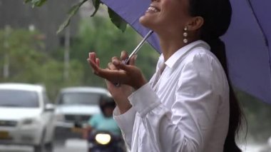 yağmurlu havalarda şemsiye olan kadın