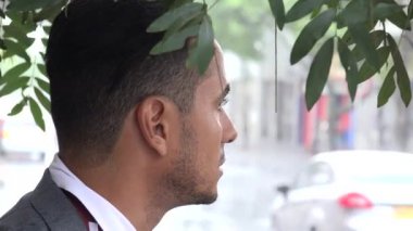 İlgili iş adamı yağmurda