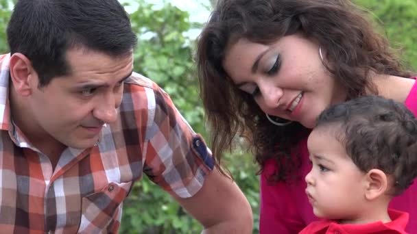 Padre hablando con su bebé — Vídeo de stock