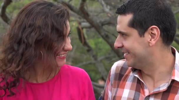 Pareja feliz de acuerdo y sonrisa — Vídeo de stock