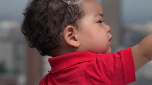 Baby Boy nieuwsgierig over bubbels — Stockvideo