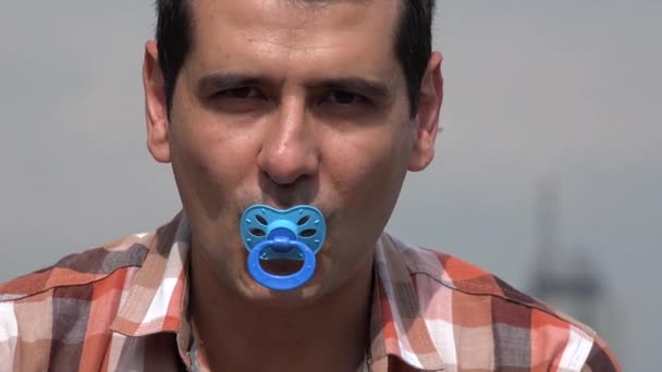 Hombre adulto usando chupete de bebé — Vídeos de Stock
