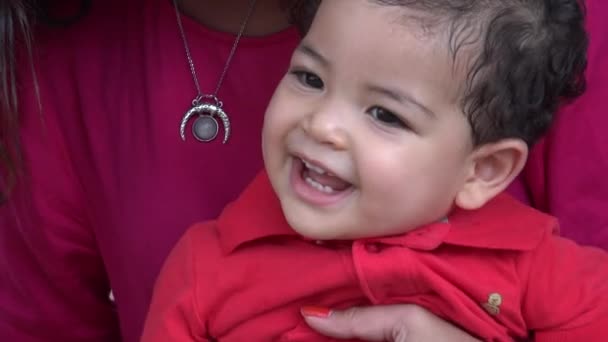 Gelukkig babyjongen glimlachen — Stockvideo