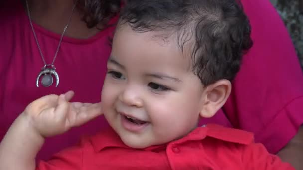 Erkek gülümseyen heyecan bebek — Stok video