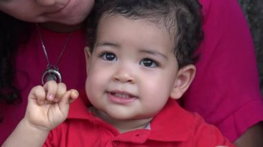 Bebek mutlu ve gülümseyerek