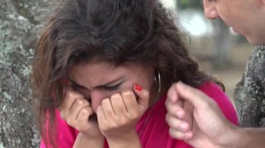 Ağlayan duygusal kadın