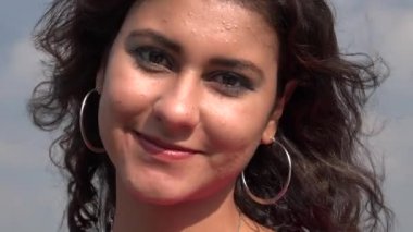 Rüzgarlı havalarda gülümseyen kadın