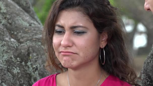 Женщина плачет на улице — стоковое видео