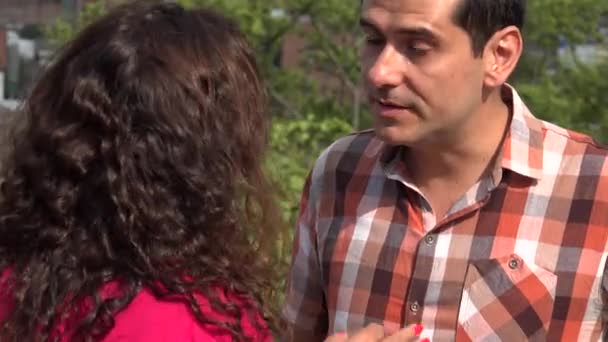 Casal adulto discutindo ao ar livre — Vídeo de Stock