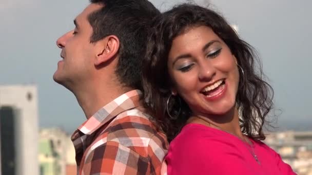 Мужчина и женщина поют на открытом воздухе — стоковое видео