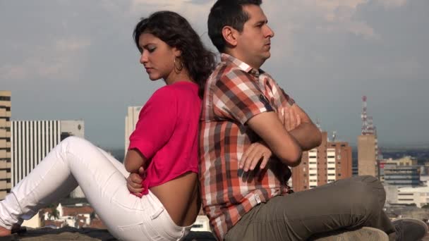 Pareja enojada en el área urbana — Vídeo de stock