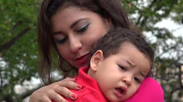 Cansado menino com a mãe — Vídeo de Stock