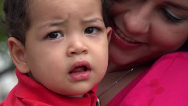 Fatigué hispanique bébé garçon — Video