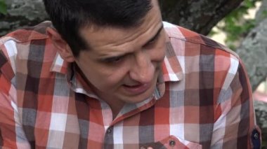 Yetişkin adam açık havada şarkı