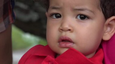 Ciddi görünümlü erkek bebek