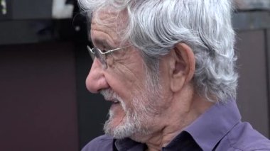 Konuşma sırasında emekli adam