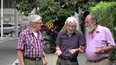 Yürümeye ve konuşmaya emekli erkek