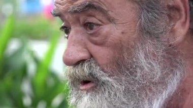 Açık havada konuşan sakallı yaşlı adam
