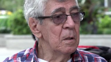 Emekli adam dikkatle dinliyor