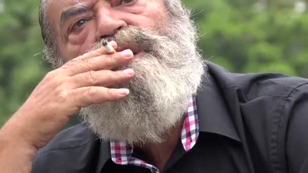 Старик Борода курить на открытом воздухе вредно для здоровья — стоковое видео