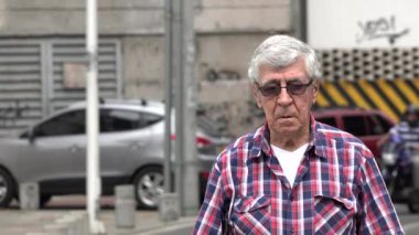 Karışık ve yolunu kaybetmiş yaşlı adam