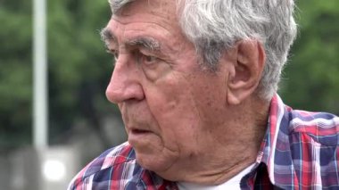 Yaşlı adam belirsiz ve karışık
