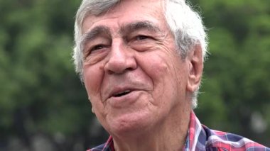 Mutlu ve müteşekkir yaşlı adam