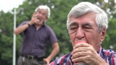 Depresif alkollü adam alay