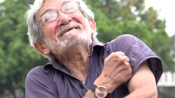Opgetogen en blij gepensioneerde Man — Stockvideo