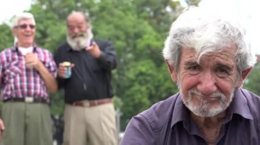 Yaşlı adam zorba yalnız üzgün yaşlı