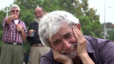 Arkadaşsız yaşlı adam alay