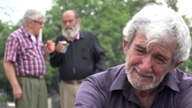 Üzgün ve depresyonda yaşlı adam