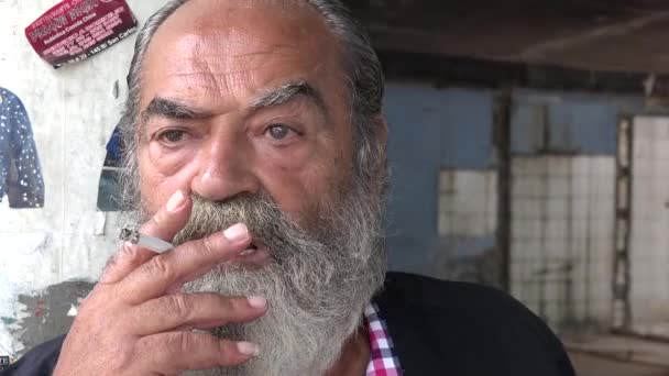 Brodaty stary człowiek palenia papierosów — Wideo stockowe
